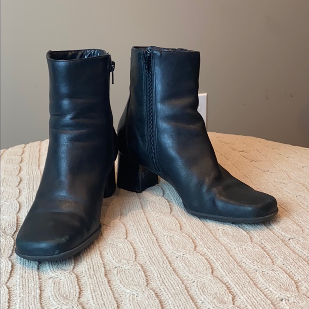 Black 2 inch Heal Bootie by Naturalizer size 8 1/2